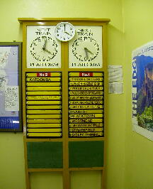 オーストラリアの鉄道駅にある時計と時刻表