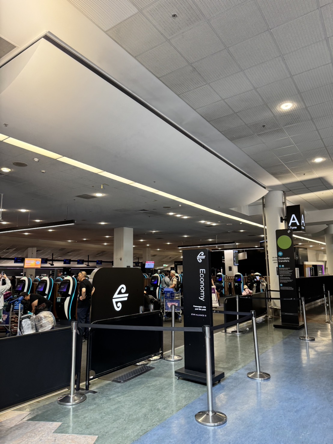 オークランド国際空港の国際線チェックインカウンター付近