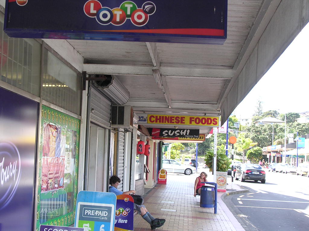 郊外の街のお店