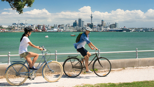 オークランドの海辺をサイクリング