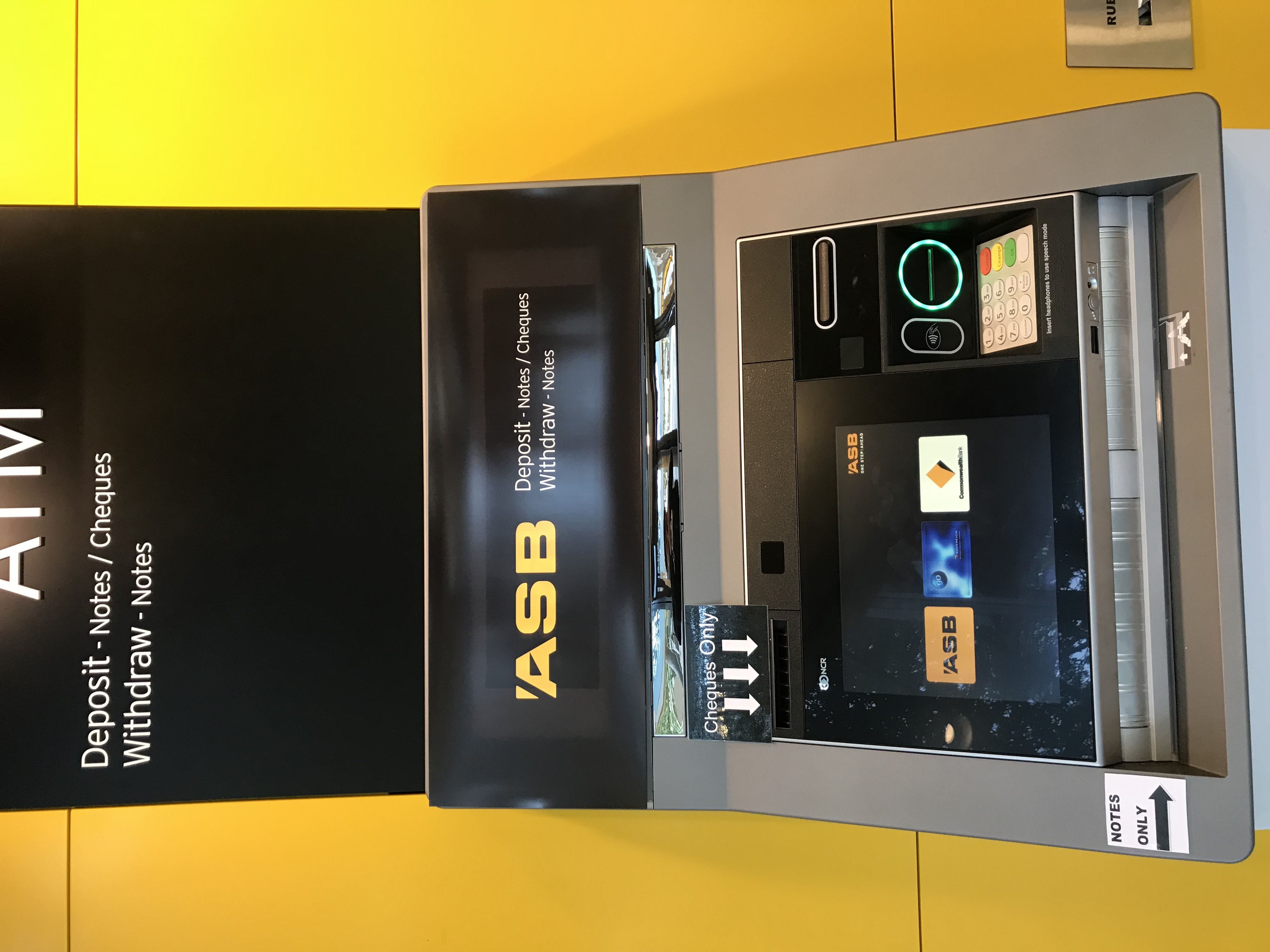 銀行のATM