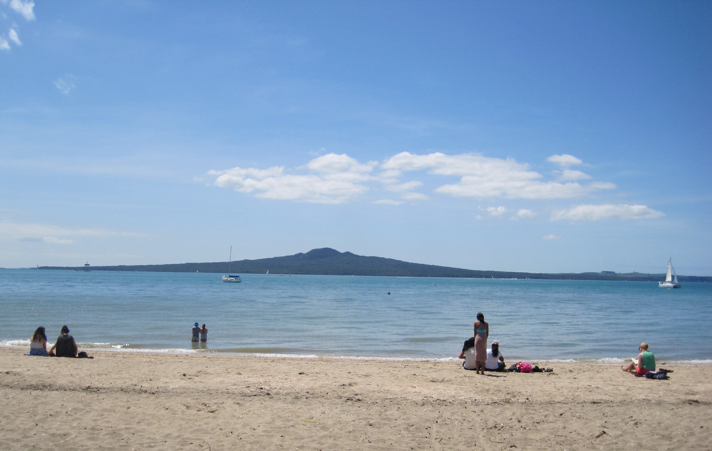 ビーチサイドのベンチ