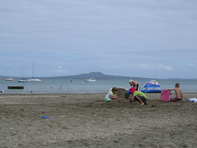 砂浜で遊ぶ子供達