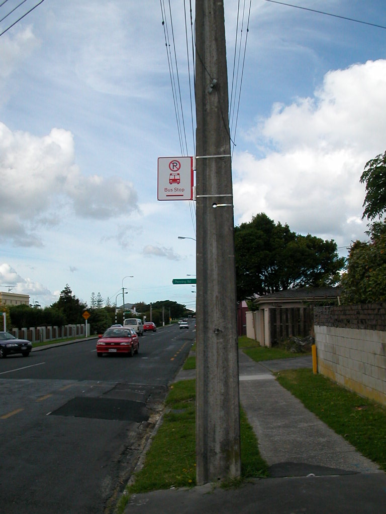 電柱につけられたバス停の標識