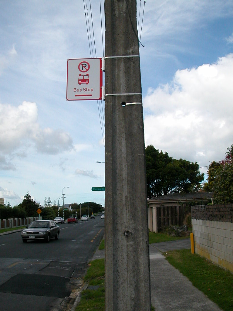 電柱につけられたバス停の標識のアップ