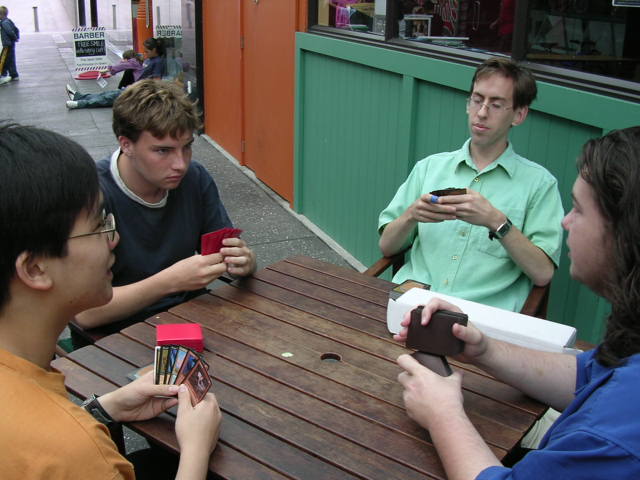 カードゲームで遊ぶ人たち