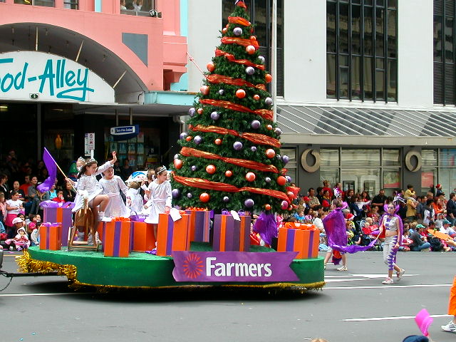 パレードの中の大きなクリスマスツリー