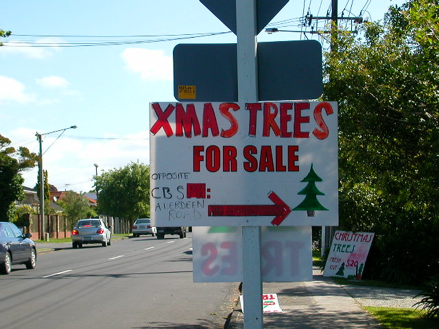 クリスマスツリーの販売を示すサインボード