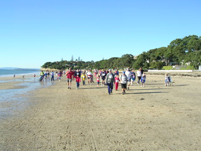 ビーチ沿いのコースを進む参加者たち