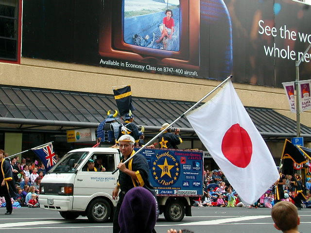 パレードの中の日本の旗