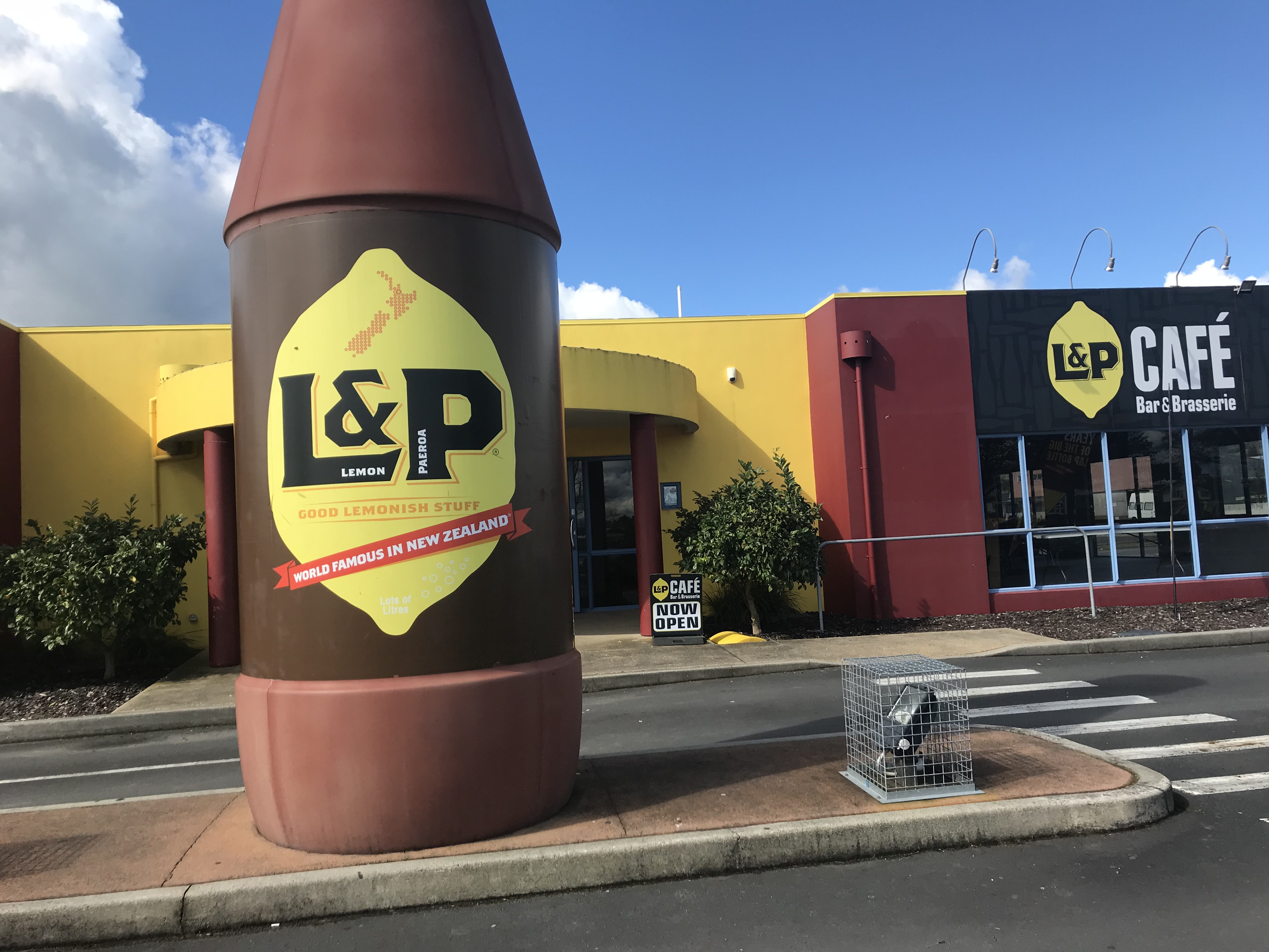 ニュージーランドで有名なジュースL&Pの大きなオブジェ