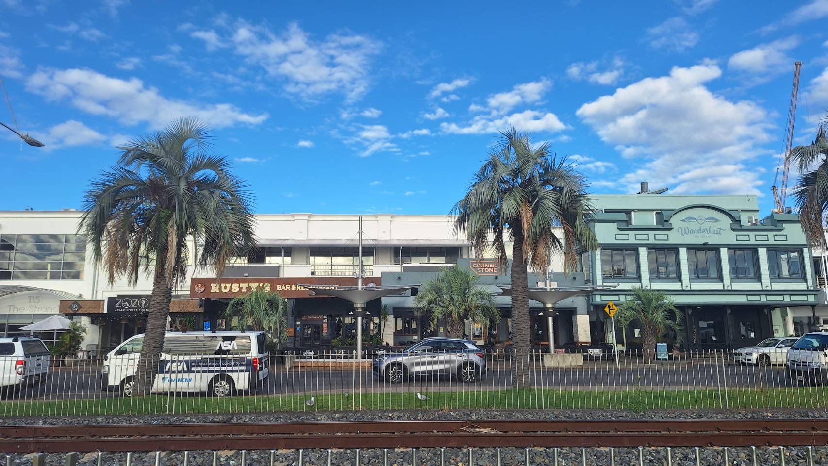 カフェ＆レストランの並ぶエリア