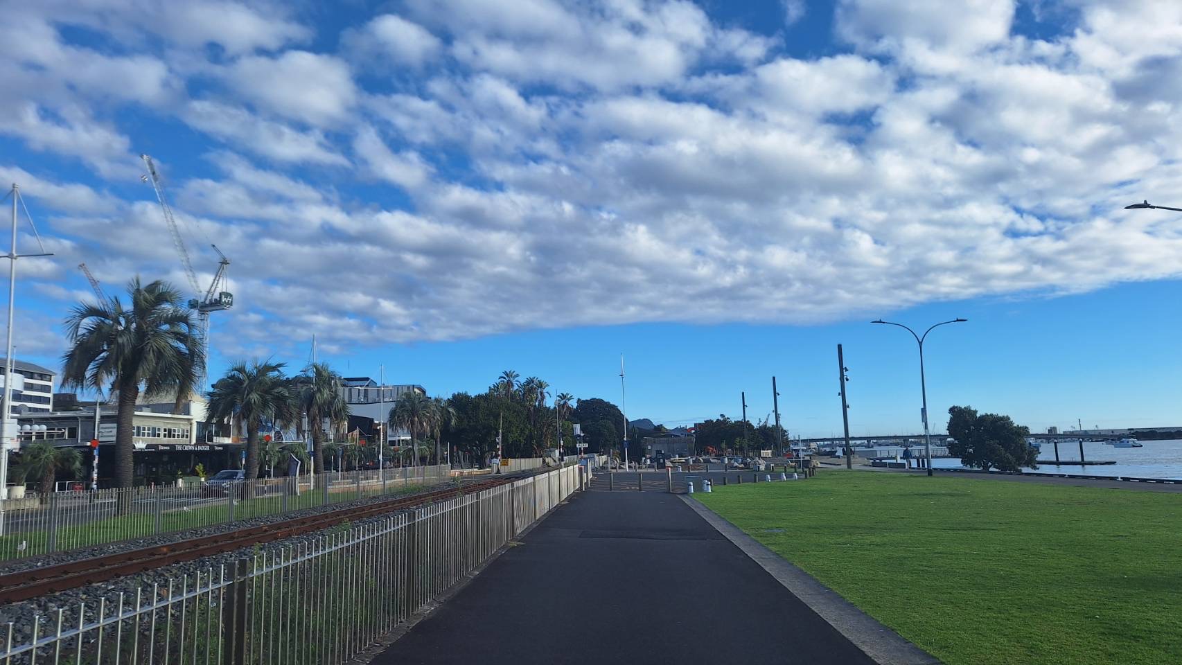 マリンパレード海沿いの遊歩道