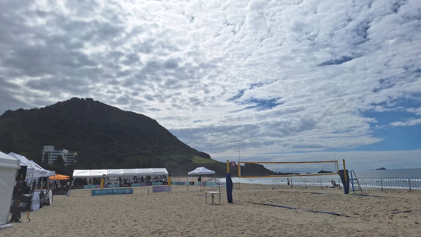 ビーチサイドのベンチ