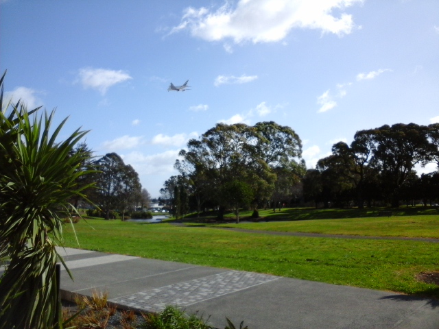 公園の上空を飛ぶジェット機