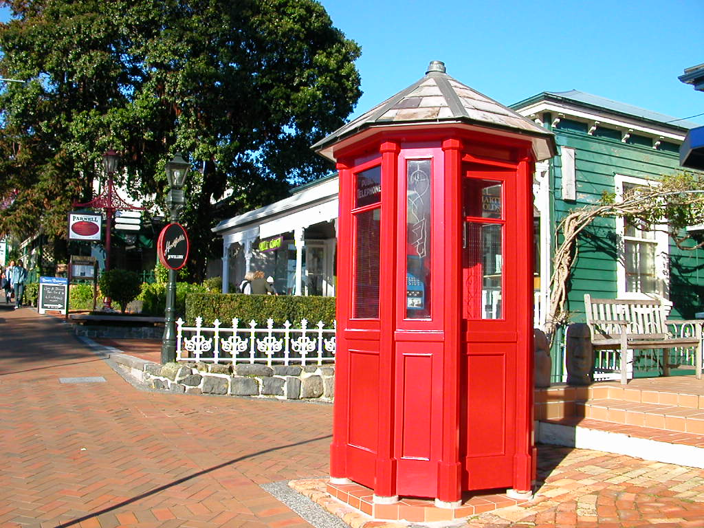 真っ赤な公衆電話ボックス