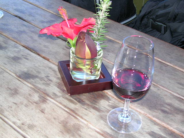 テーブルの上のワイングラス