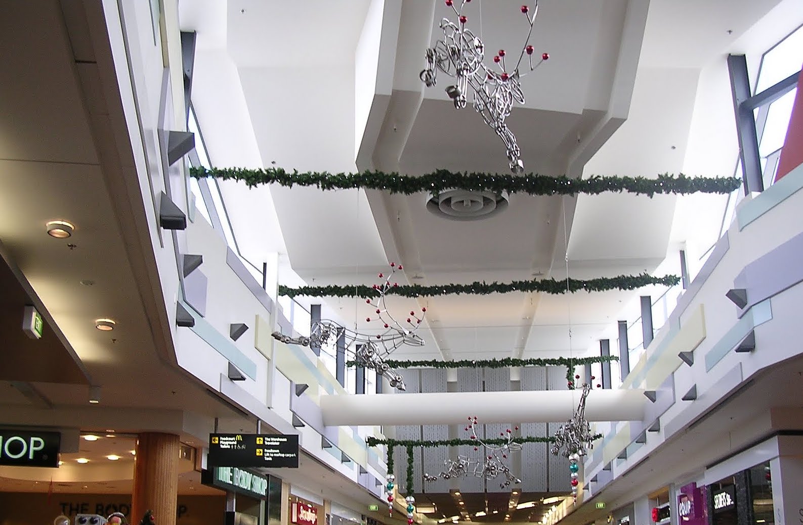 クリスマス時期のショッピングセンター
