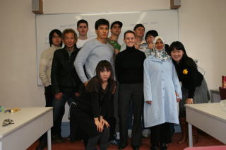 Languages International教室でクラスメートとの記念写真