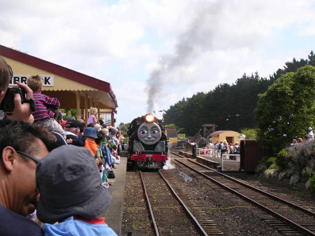 駅に到着する蒸気機関車