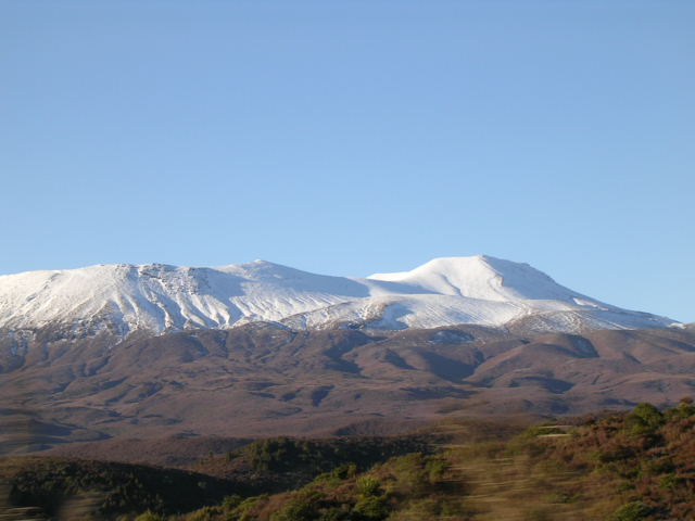 雪が積もる山