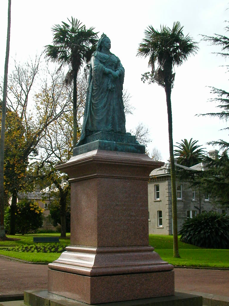 ビクトリア女王の銅像