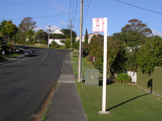 郊外のバス停