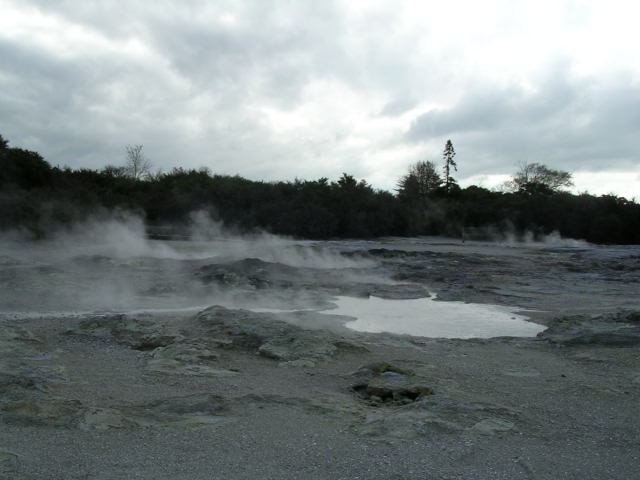 蒸気が立ち上る地熱地帯