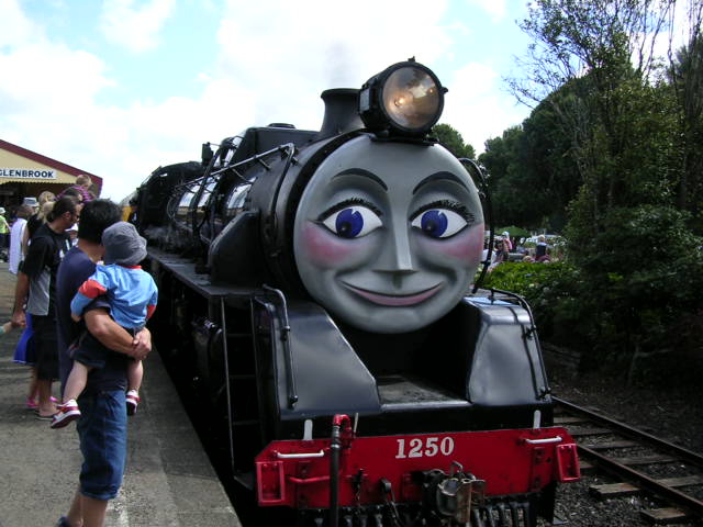 トーマスと仲間たちの蒸気機関車が駅に到着したところ