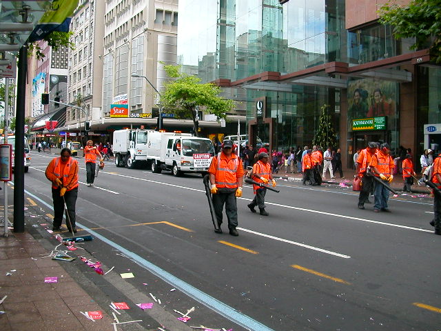 パレードの掃除をする人たち