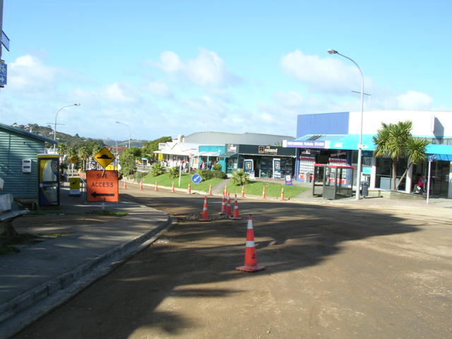 島の中心地。工事中の道路