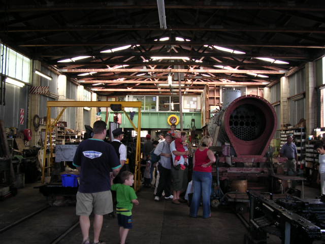 機関車修理工場の内部