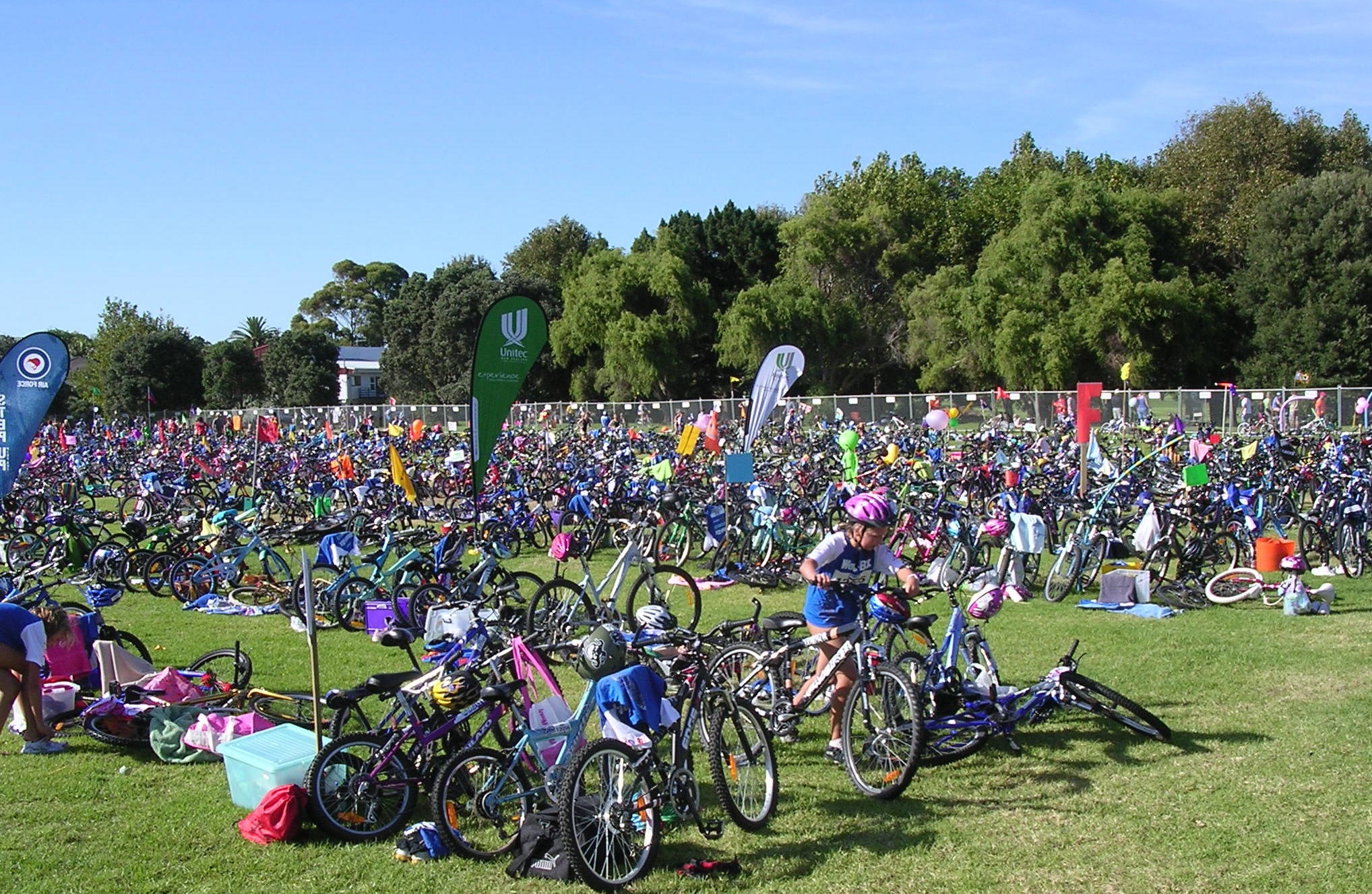 ビーチサイドのベンチ