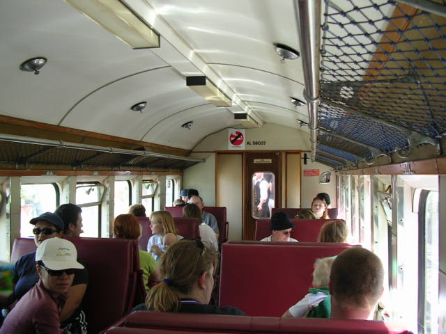 乗客たちが座っている客車の内部